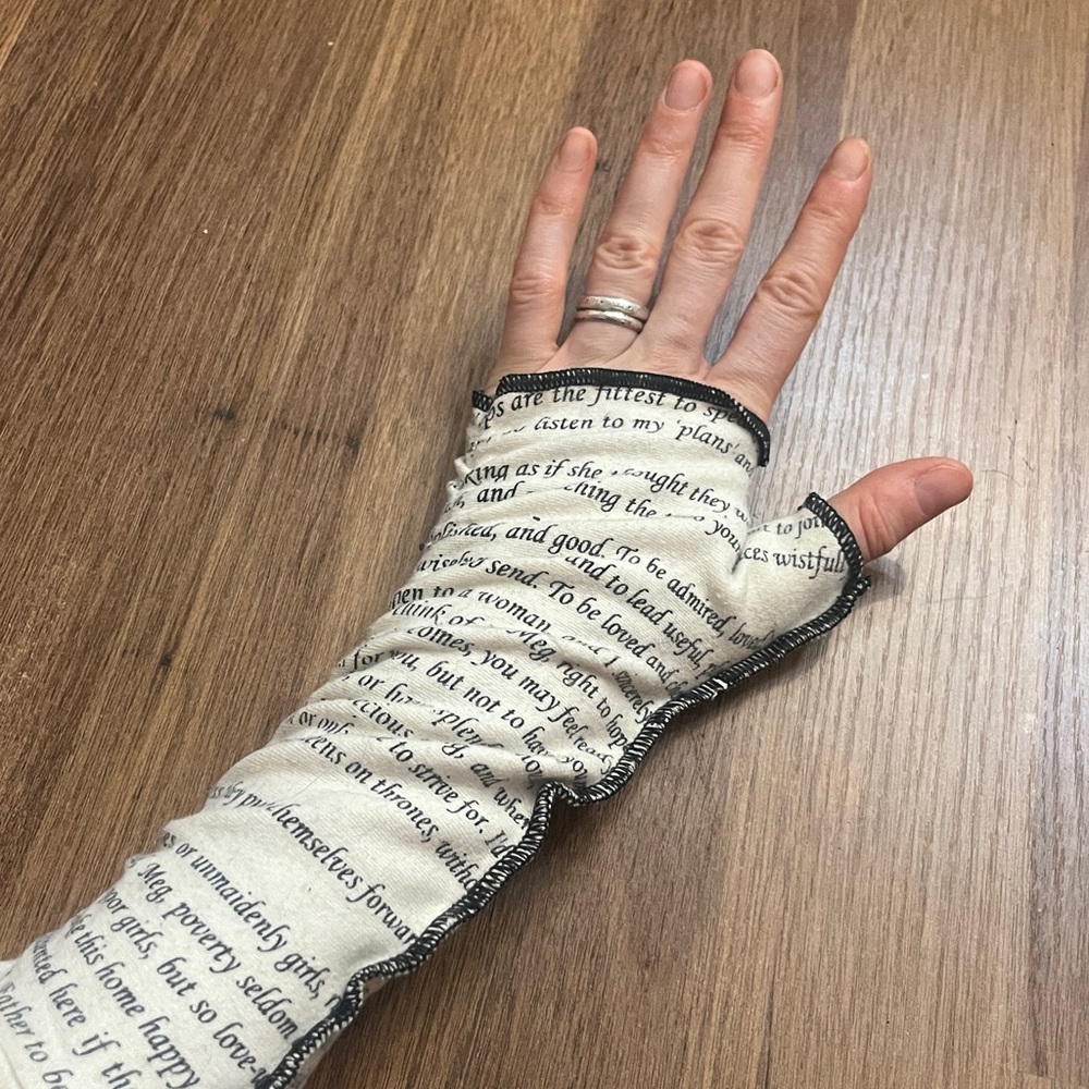 Storiarts Little Women Writing Gloves - Picture 2 of 3